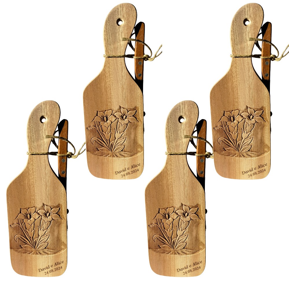 Quattro taglieri in legno con coltello