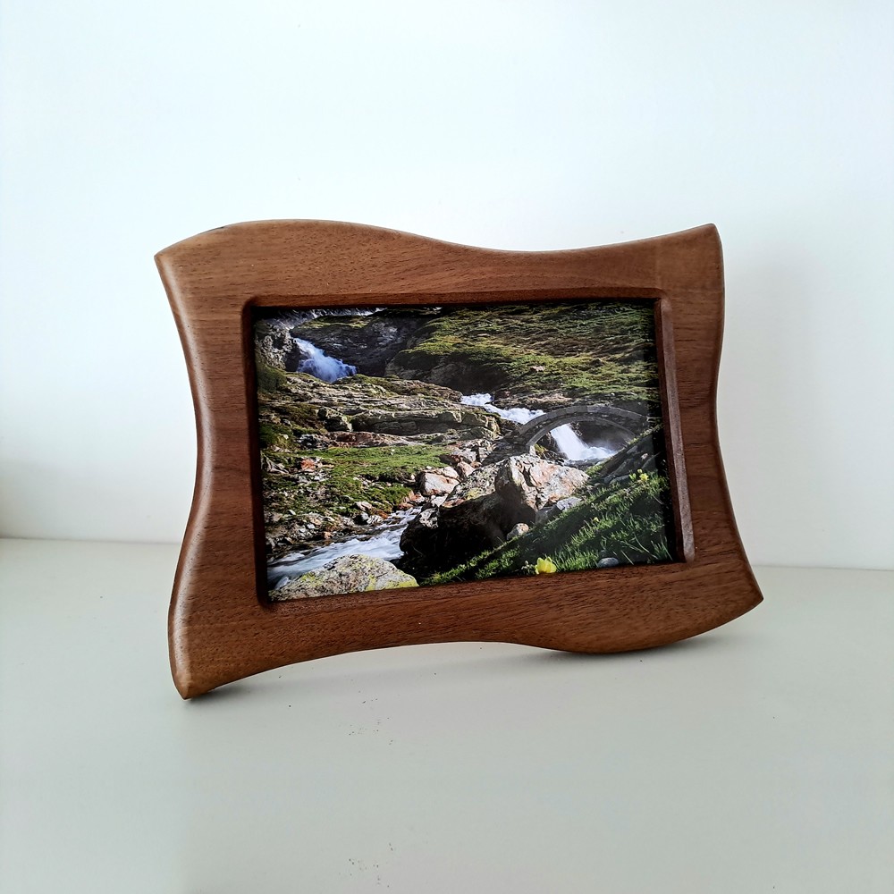 Cornice in pregiato legno di noce