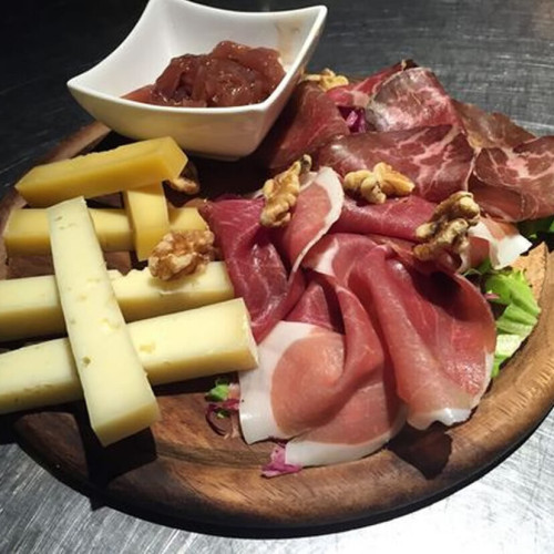Tagliere in legno con salumi  valdostani e Fontina DOP